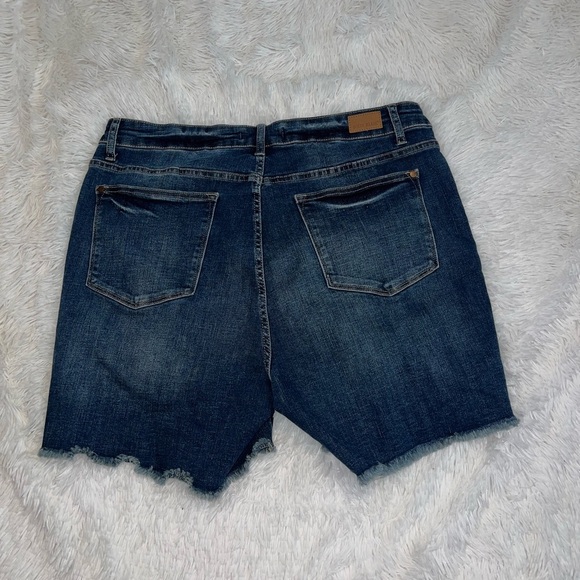 Judy Blue Women’s Distressed Dark Wash Jean Shorts size 2XL - Picture 4 of 4